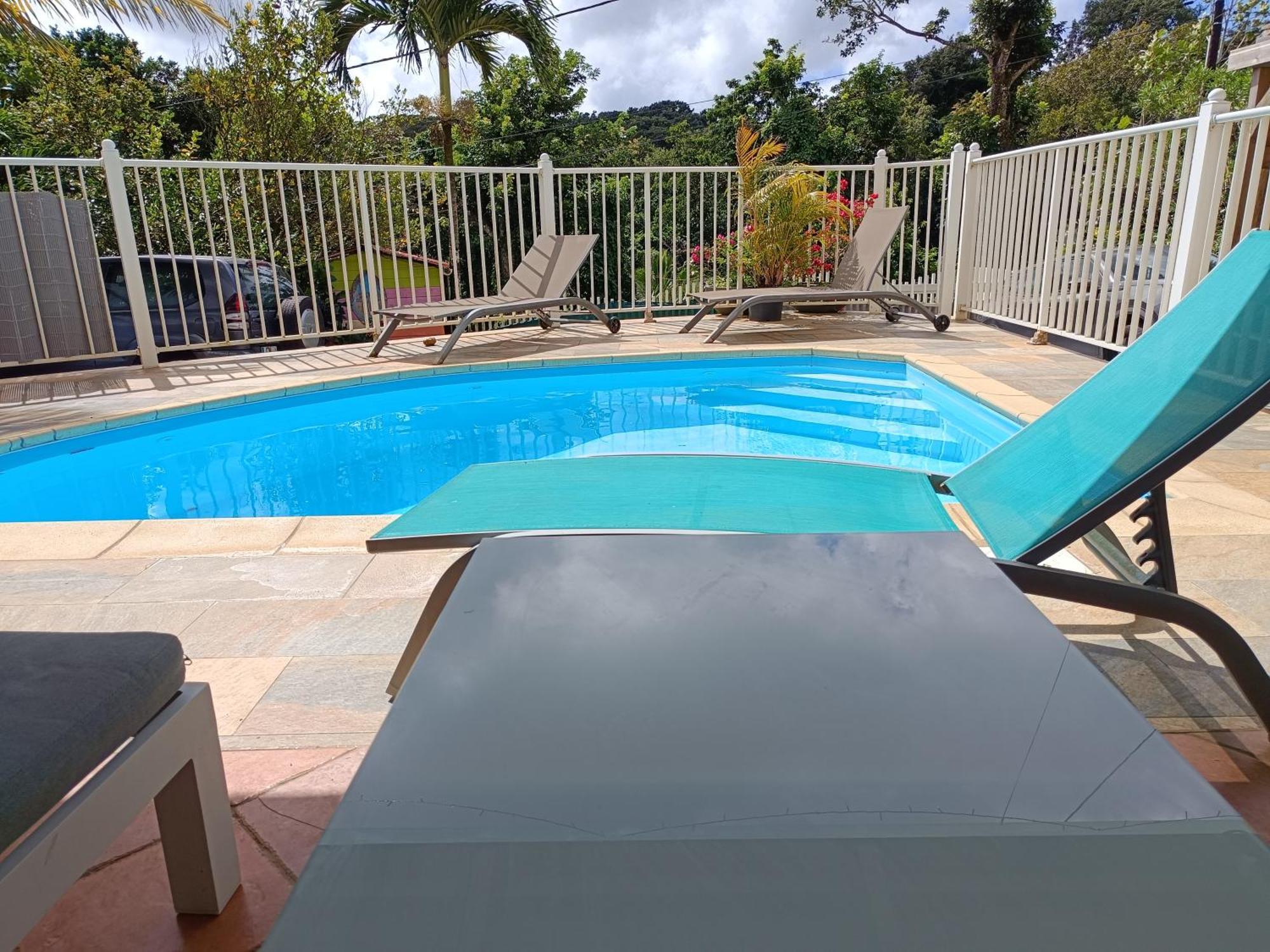 Douceur Des Hauteurs Bas De Villa, Piscine Privee Сент-Люс Экстерьер фото